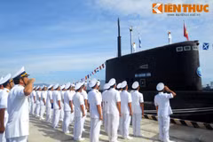 Cérémonie de lever du drapeau national sur deux nouveaux sous-marins 