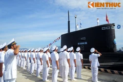 Cérémonie de lever du drapeau national sur deux nouveaux sous-marins 