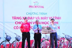  Remise des bourses et cadeaux aux élèves démunis 