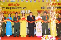 Une centaine d’entreprises à la foire commerciale Vietnam-Laos 2015 