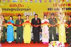 Une centaine d’entreprises à la foire commerciale Vietnam-Laos 2015 