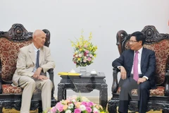  Le vice-PM et le ministre des AE Pham Binh Minh reçoit l’envoyé spécial du PM suédois