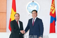 Entretien entre les Premiers ministres vietnamien et mongol