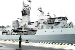 Une navire de la Marine royale australienne au port de Cam Ranh