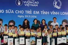 La vice-présidente vietnamienne offre des bourses scolaires à des enfants de Vinh Long