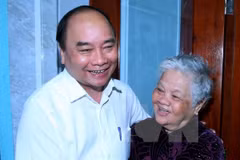 Nguyen Xuan Phuc offre des cadeaux à des familles méritantes à Can Tho