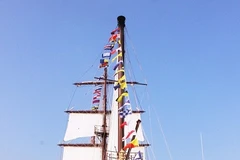 Le drapeau vietnamien hissé sur le voilier 286 Lê Quy Dôn