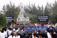 Des jeunes Viêt kiêu visitent le mémorial de Son My