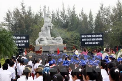 Des jeunes Viêt kiêu visitent le mémorial de Son My