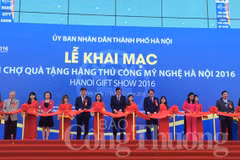 Ouverture de la foire des cadeaux et des produits artisanaux de Hanoi 2016