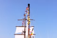 Le drapeau vietnamien hissé sur le voilier 286 Lê Quy Dôn