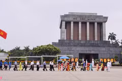 Plus de 92.000 personnes rendent hommage au Président Ho Chi Minh en son mausolée