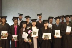 Remise de diplômes de master à cinq Vietnamiens en Israël