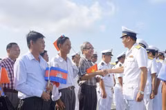 Un navire de la Marine vietnamienne en visite au Cambodge