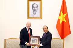 Le Premier ministre Nguyen Xuan Phuc reçoit le président de la FIFA