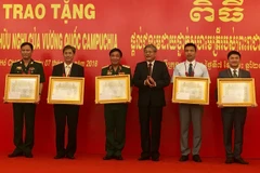 Le Cambodge remet l’Ordre de l’amitié à des collectifs et individus vietnamiens