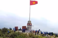 Installation d’une tour à drapeau dans la province de Quang Binh