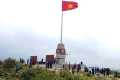 Installation d’une tour à drapeau dans la province de Quang Binh