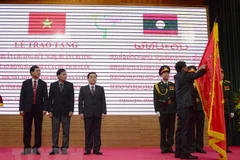 Le Laos remet des distinctions honorifiques à Dien Bien