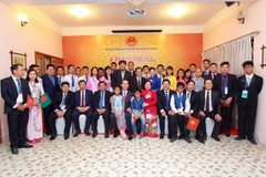 Le président Tran Dai Quang rencontre des Vietnamiens au Bangladesh
