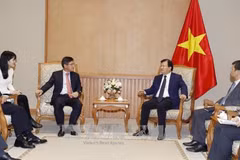 Le vice-P​M Trinh Dinh Dung reçoit le directeur général de Samsung Vietnam
