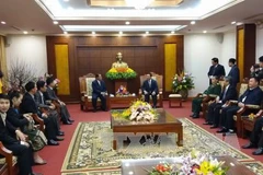 Une délégation laotienne en visite à Hoa Binh