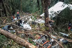 Un avion s'écrase en Indonésie: huit morts, un survivant