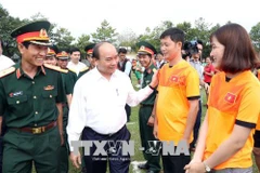 Le PM Nguyen Xuan Phuc rend visite au corps de troupe 16 à Binh Phuoc