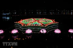 Fête de lanternes flottantes sur le fleuve des Parfums à Huê