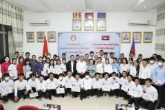 Remise de bourses d'études à des étudiants cambodgiens au Vietnam