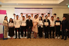 Remise de cadeaux à des stagiaires vietnamiens au Japon