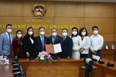 Une organisation sud-coréenne fait don de fournitures médicales et de biens au Vietnam