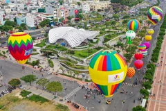 Des montgolfières colorent le ciel de la ville de Da Nang