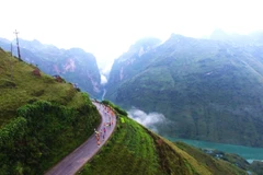 Environ 2.300 coureurs au marathon "Courir sur la route du bonheur" à Ha Giang