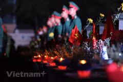  Émouvants moments de cérémonie d'allumage des bougies commémorant des martyrs à Hanoï