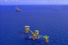 Vietsovpetro salue le premier flux de pétrole de la plate-forme d'exploitation Ca Tam 2