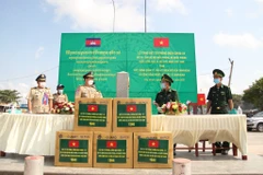 COVID-19: Les gardes-frontières de Tay Ninh remettent des fournitures médicales au Cambodge