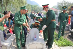 Thanh Hoa : Inhumation de restes de 20 soldats volontaires et experts vietnamiens tombés au Laos