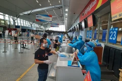 COVID-19: 230 passagers bloqués à Da Nang transportés vers Hanoï par Vietjet