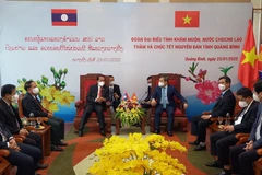 Des dirigeants de Khammouane (Laos) formulent leurs voeux du Nouvel An lunaire à Quang Binh