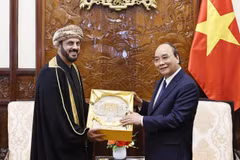 Le président Nguyen Xuan Phuc reçoit les ambassadeurs d'Oman et de la République tchèque