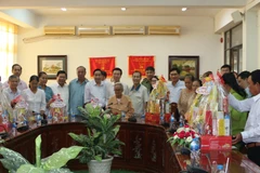 Têt: Des cadeaux offerts aux familles méritantes de la province de Dong Nai (Sud)