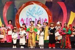 Le Festival d'ao dai des enfants du Vietnam promeut la quintessence de la culture nationale