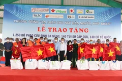 Binh Thuan: remise de drapeaux nationaux et de gilets de sauvetage à des pêcheurs défavorisés