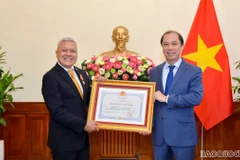 Remise de l’Ordre de l’Amitié à l’ambassadeur d'Indonésie au Vietnam