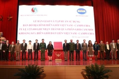 Remise de la carte topographique de la frontière Vietnam-Cambodge aux organes concernés