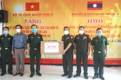 Le Commandement de la 4e zone militaire offre des matériels médicaux aux forces armées laotiennes