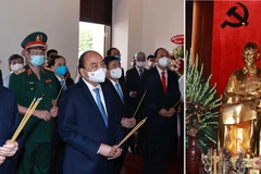 Le président Nguyen Xuan Phuc rend hommage au Président Ho Chi Minh