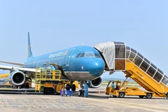 COVID-19: Un vol de "passeport vaccinal" atterrit à l'aéroport international de Van Don (Quang Ninh)