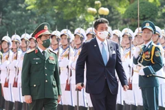 Le ministre japonais de la Défense en visite officielle au Vietnam